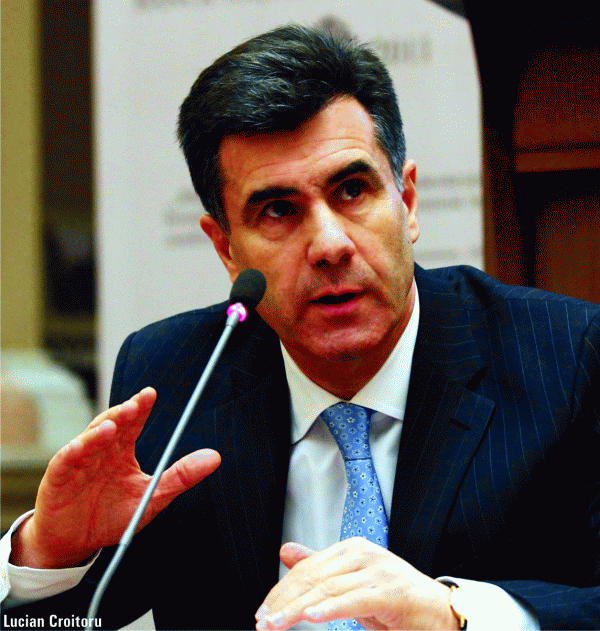 Lucian Croitoru otrăveşte fântânile