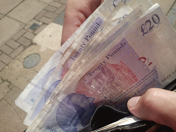 Deprecierea lirei scade valoarea banilor trimişi acasă de muncitorii străini din Marea Britanie