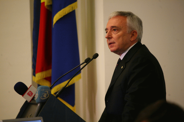 Mugur Isărescu