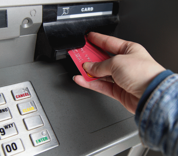 Angajatele CEC Bank din Zlatna, suspectate că au creat un prejudiciu de peste 3,2 milioane lei, reţinute