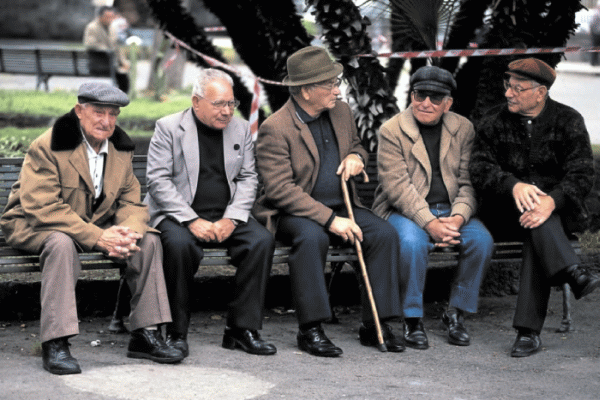 O lege care permite "cumpărarea" de vechime pentru pensie, pe ultima sută de metri în Parlament