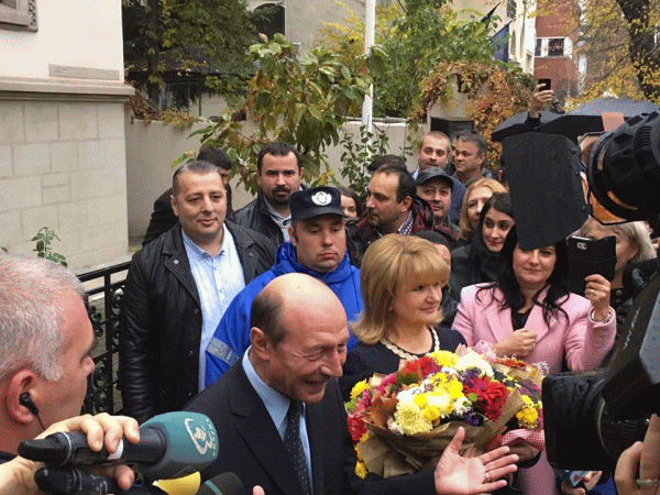 Soţii Băsescu, la ieşirea din sediul ambasadei Republicii Moldova din Bucureşti (Sursa foto: Facebook/ Traian Băsescu)