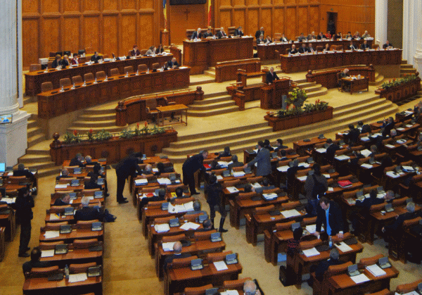 Cererea de reexaminare a legii privind eliminarea a 102 taxe nefiscale, respinsă de Camera Deputaţilor