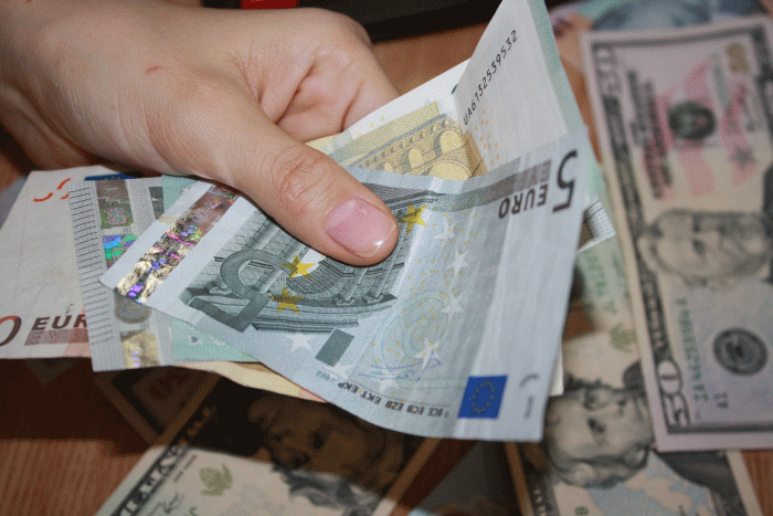 Moneda europeană aniversează 15 ani, aproape de paritatea cu dolarul