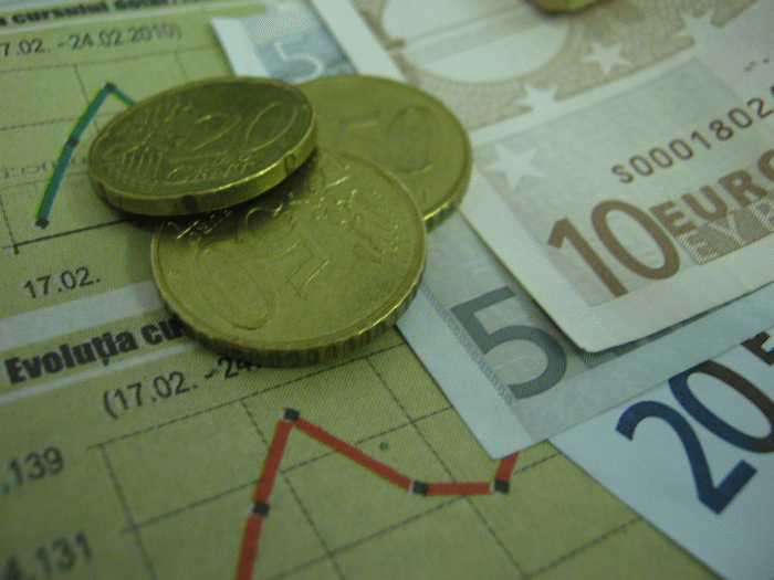 Euro a fost cotat la 4,4971 lei, sub referinţa de ieri
