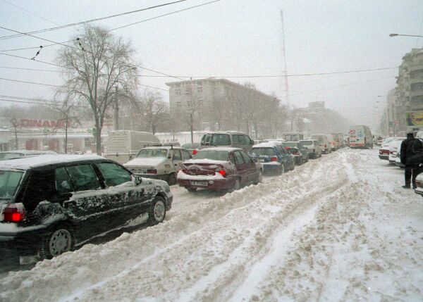 Autostrăzile A2 şi A4 şi şase drumuri naţionale sunt închise