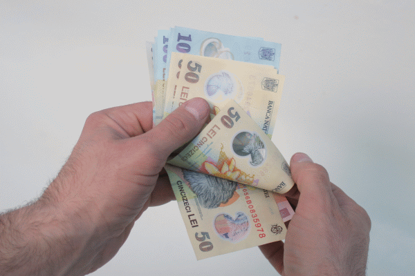 Salariul mediu net pe economie a crescut cu 3% în ritm lunar şi cu 13,2% în ritm anual
