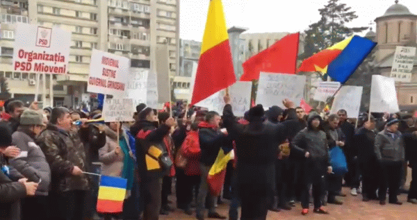 Aproximativ 6.000 de persoane la mitingul organizat de PSD Argeş pentru susţinerea Guvernului Grindeanu