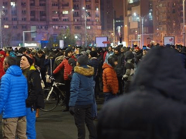 Aproximativ 30 de părinţi cu copii, la "protestul copiilor" de la Sibiu