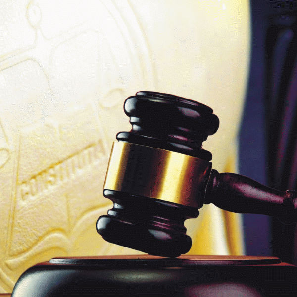 CCR amână decizia pe legea care interzice persoanelor condamnate penal să ocupe funcţii în Guvern