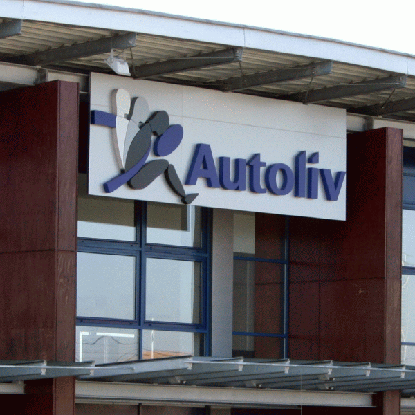 Autoliv şi-a deschis o fabrică într-o hală a fostei fabrici de lapte din Oneşti
