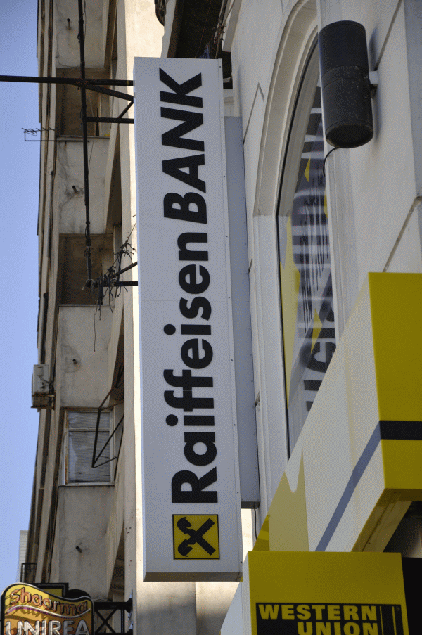 BNR: "Banca centrală nu este abilitată să intervină în relaţiile contractuale dintre bănci şi clienţi"