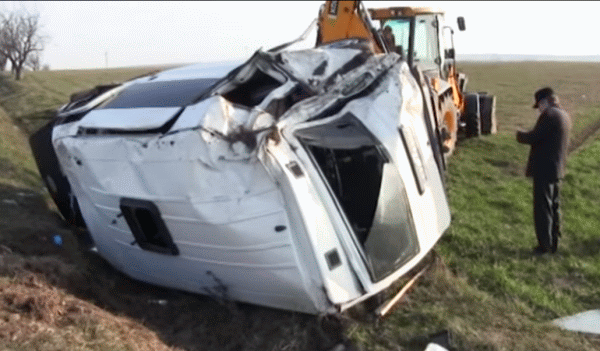 Microbuz răsturnat (Sursa foto: Captură Youtube)
