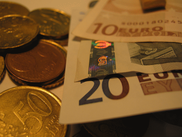 Euro a fost cotat la 4,5552 lei, sub referinţa de ieri