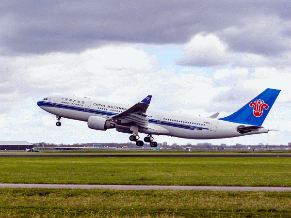 "American Airlines" preia o cotă din "China Southern Airlines"