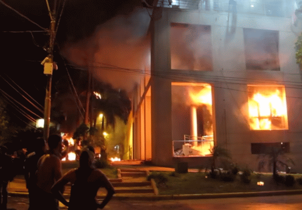Parlamentul din Paraguay, incendiat (Sursa foto: captură Youtube)