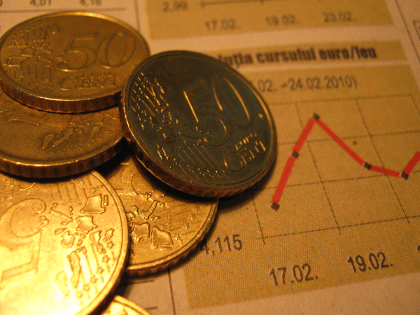 Euro a fost cotat la 4,5416 lei, sub referinţa de ieri