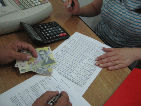 Numărul românilor cu restanţe la bănci a scăzut cu peste 5.000 în februarie