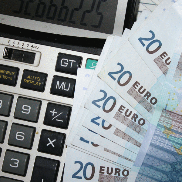 "Inevitabilul se va produce - vor creşte taxele şi deficitul bugetar"