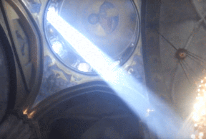 Lumina Sfântă s-a aprins astăzi în Biserica Mormântului Sfânt din Ierusalim