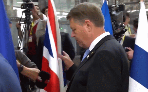 Preşedintele Iohannis mutând drapelul britanic (Sursa foto: captură Youtube)