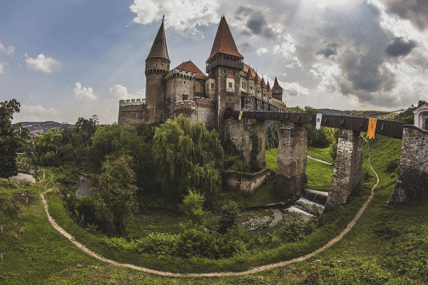 Castelul Corvinilor (Sursa foto: Wikipedia)