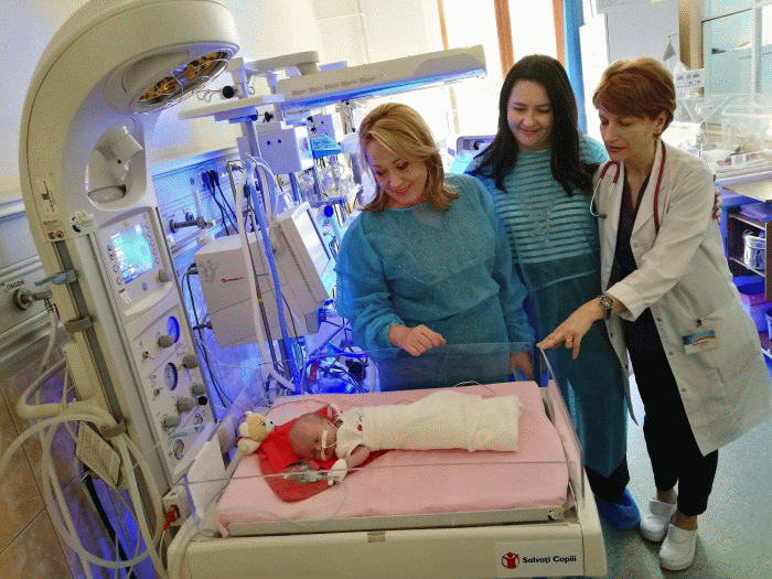 "Salvaţi Copiii" a dotat cu aparatură medicală două secţii de neonatologie