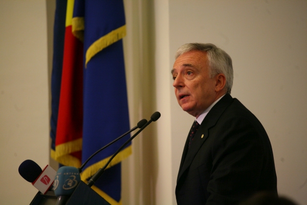 Mugur Isărescu