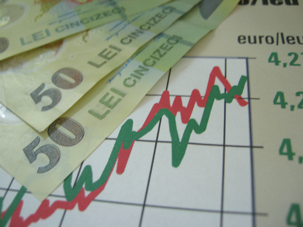 Euro a fost cotat la 4,56 lei, sub referinţa de vineri