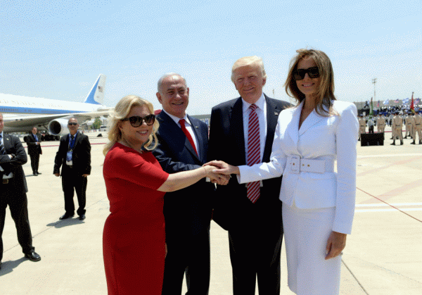 Primul Ministru Benjamin Netanyahu şi soţia sa Sara Netanyahu îi întâmpină pe Donald şi Melania Trump, la sosirea lor în Israel.