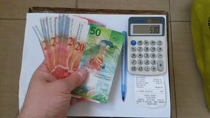 "Sistemul bancar mizează, în continuare, pe manipulare şi pe naivitatea populaţiei"