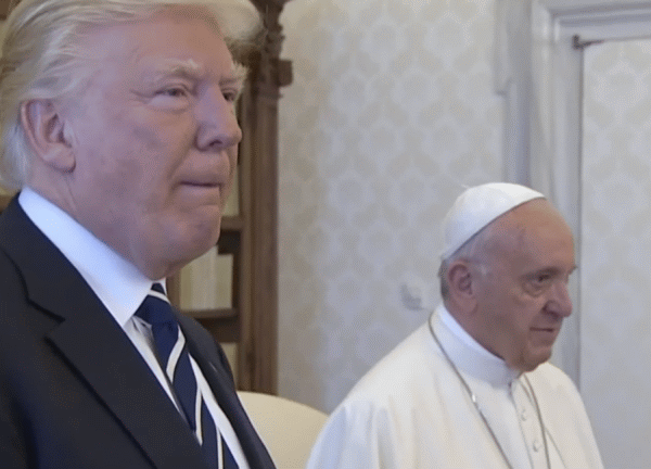 Donald Trump şi Papa Francis (sursa foto: captură Youtube)
