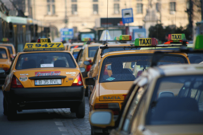 Poliţiştii au dat 47 de amenzi, în urma verificării taximetriştilor din mai multe aeroporturi 