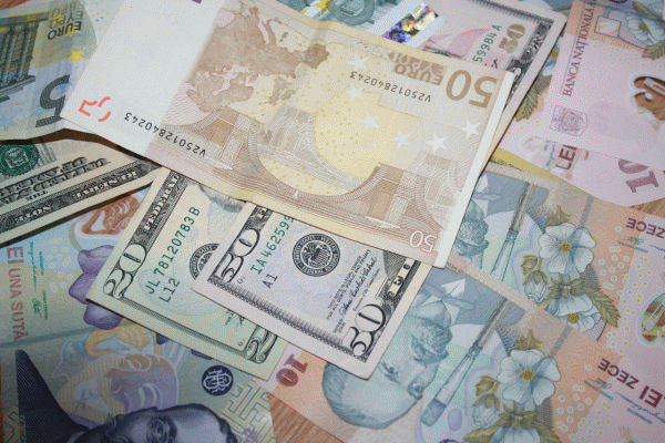 Economia globală a crescut în prima jumătate a acestui an, dar tensiunile şi incertitudinile se înmulţesc