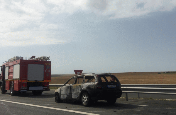 O maşină a luat foc în mers, pe Autostrada Soarelui