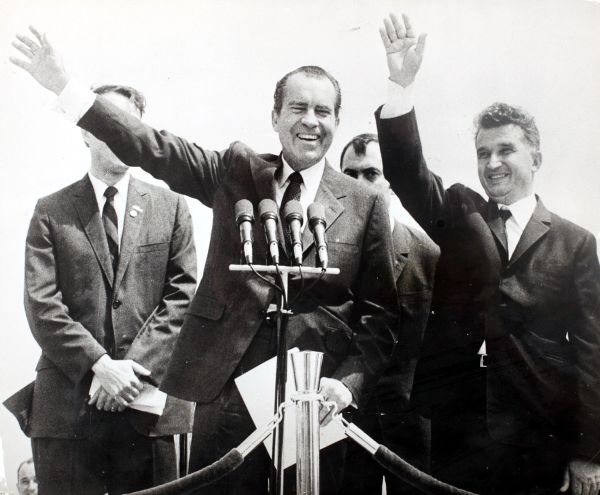 Nixon în România. Fotografie vândută la Artmark în 2015.