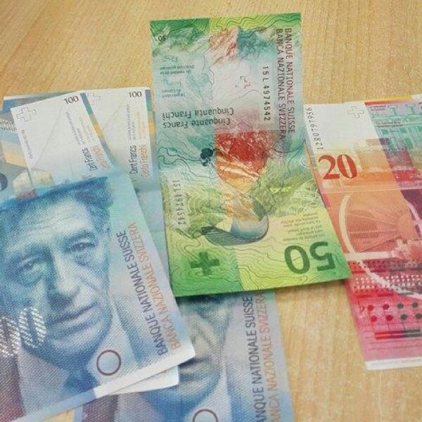 Francul elveţian, în depreciere semnificativă faţă de euro