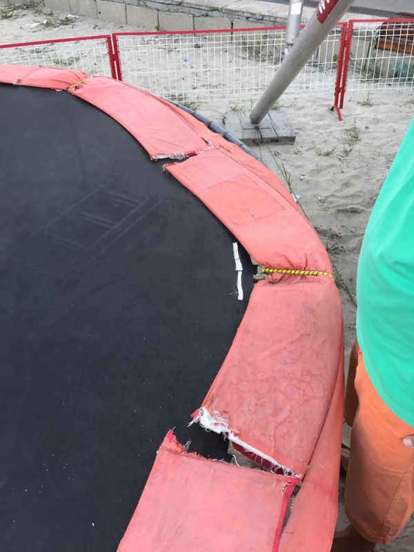 Deficienţe constatate de Protecţia Cosumatorilor la un loc de joacă cu trambuline, în staţiunea Mamaia