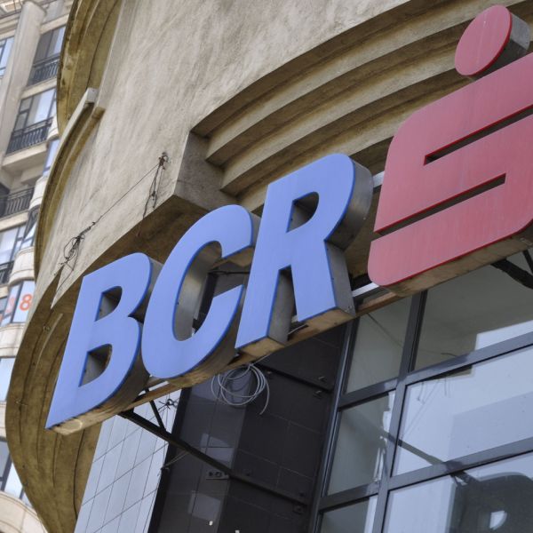 Profitul net al BCR a scăzut la mai puţin de jumătate