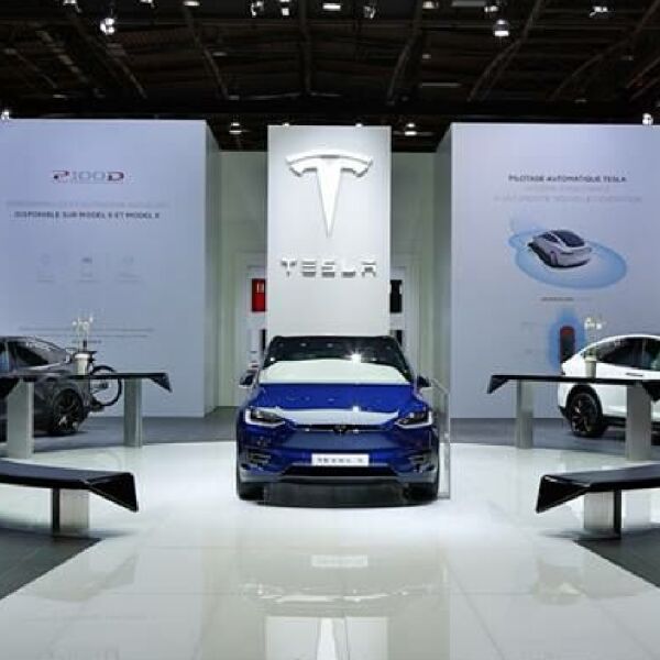 "Tesla" vrea să atragă 1,5 miliarde de dolari printr-o emisiune de obligaţiuni