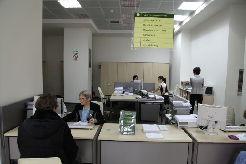 Angajaţii băncilor din ţara noastră sunt supraîncărcaţi şi, adesea, demotivaţi