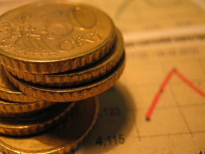 Euro a fost cotat la 4,571 lei, sub referinţa de vineri