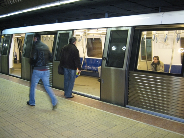 Încep noi lucrări de modernizare a instalaţiilor de taxare în alte patru staţii de metrou