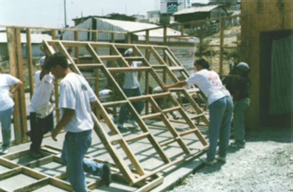 Volumul lucrărilor de construcţii a scăzut cu 7,2%