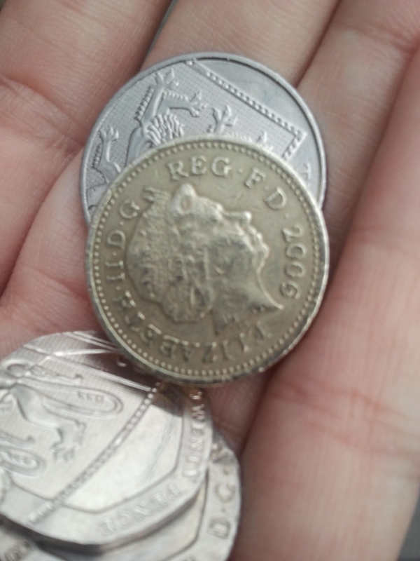 Lira sterlină, la cursul minim al ultimelor două luni