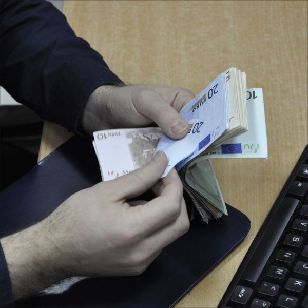 "Controlul ANAF la două bănci, la o zi după declaraţiile premierului, este infracţiune"