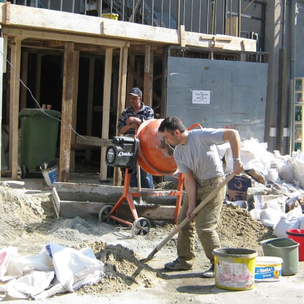 Managerii din industria prelucrătoare, construcţii, comerţ şi servicii estimează o creştere a activităţii