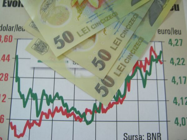 Euro a fost cotat la 4,5945 lei, peste referinţa de ieri