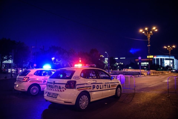 Percheziţii la case de schimb valutar şi la membrii a două grupări suspectate de spălare de bani