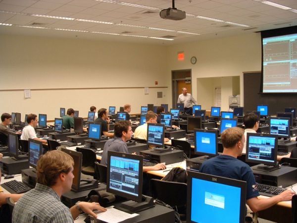 Studiu PwC: Lucrătorii cred că tehnologia nu va putea înlocui mintea umană